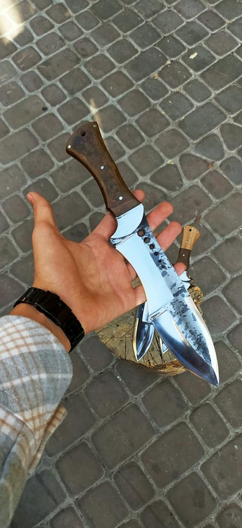 چاقو شکاری زنجان سرابی طول کار 32 سانت انتهای کار جایه بند قبضه فولادی جنس تیغه فولاد فنر جنس دسته در دو طرح میکارتا و ترکیب میکارتا و چوب نارون