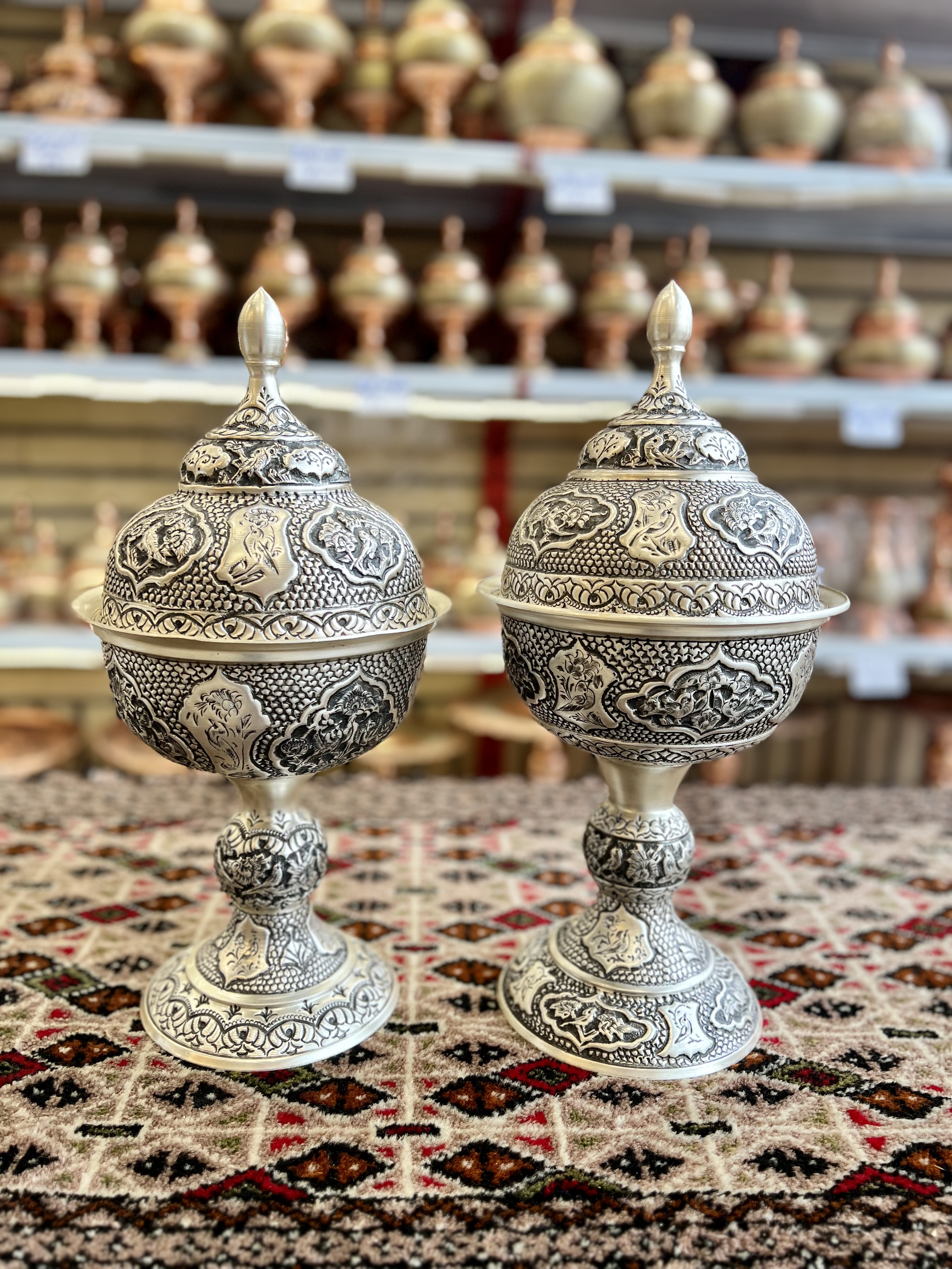 شکلات خوری مسی روکش نقره پایه دار درب دار قلم زنی شده ارتفاع ۴۲ سانت