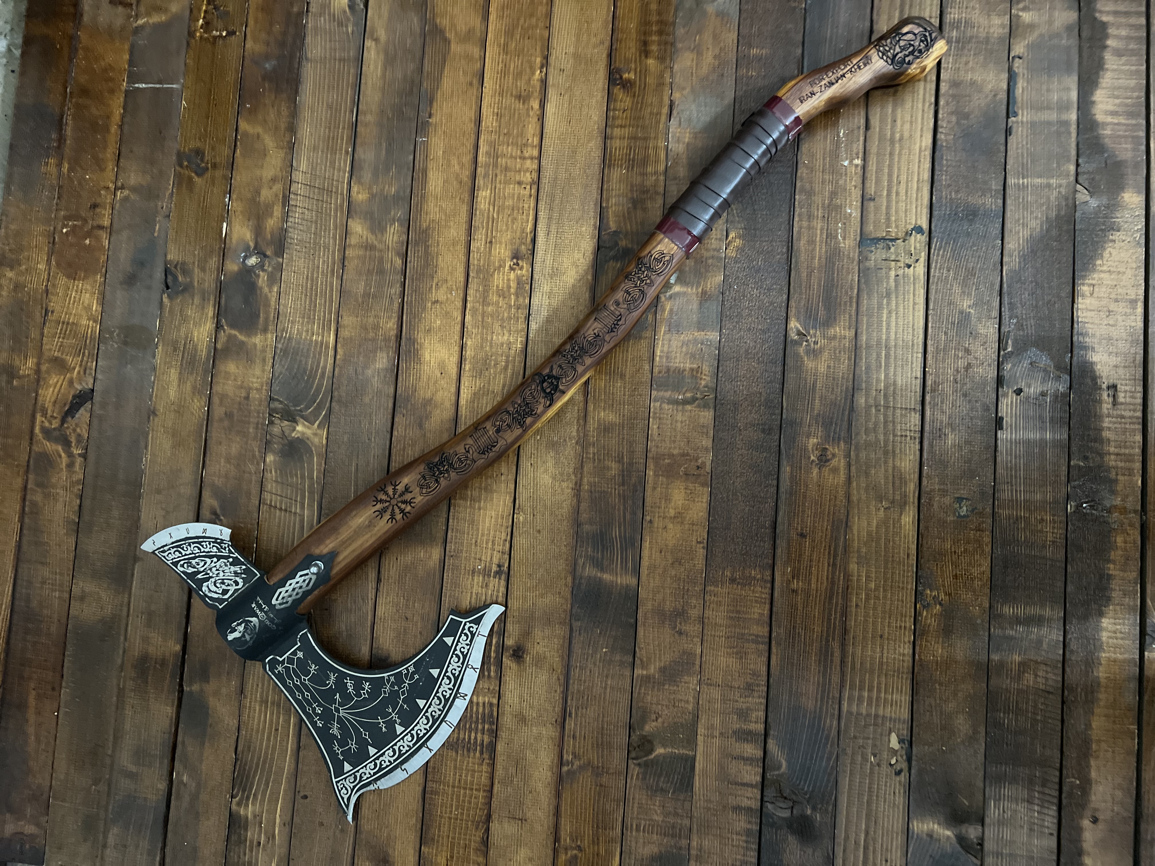 تبر خدای جنگ گادآف وار مدل God of War وزن دو کیلو گرم طول هشتادوپنج سانت